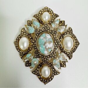 Sarah Coventry 1968 REMEMBRANCE Brooch Pin Blue Speckled Stone Gold Tone Pearl